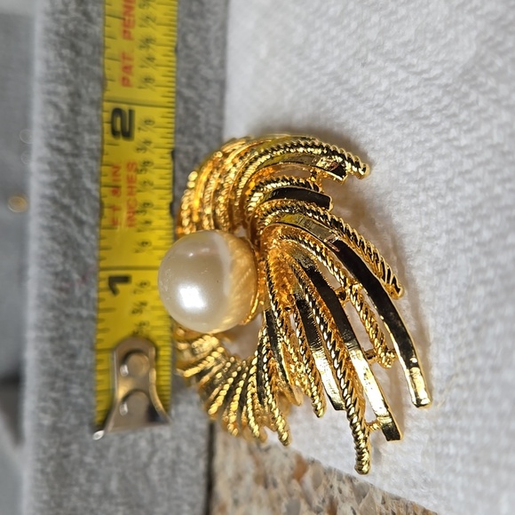Elegant Gold Swirl Brooch with Pearl Accent - Picture 17 of 17